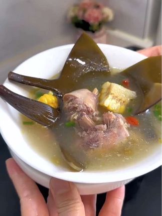 天气凉下来正是喝汤的好季节,可以试试这个海带头炖排骨汤,海带头是选取海带嫩头部位,煲出来的汤萱糯可口#海带头 #海带头排骨汤 #为你煲汤 #汤鲜味美 #家常美食