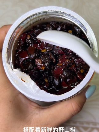 我们家无论是炒回锅肉还是拌饭拌面条,都特别喜欢用这个川丫头的野山椒豆豉!吃起来香香辣辣豉香十足哦~#下饭神器 #豆豉 #野山椒豆豉酱 #农村美食 #下饭菜