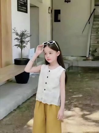 谁懂啊💖 发现超绝女童穿搭!软蕾丝无袖上衣,亲肤软滑自带凉感🍃 夏天穿透气又舒服,精致小花纹,简约又好看~搭配姜黄色阔腿裤,垂坠感绝绝子,走路带风,还特显腿长🦵 小女孩穿这套,清新又洋气,日常出街、拍照都超有范儿📷整套舒适度拉满,宝贝穿上都不想脱啦~ 宝妈们别犹豫,速给娃安排,轻松拿捏夏日时髦感✨#女童穿搭 #夏日童装 #软蕾丝上衣 #阔腿裤搭配 #萌娃出街