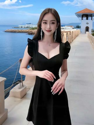 谁懂啊!这条黑裙把性感和优雅玩明白了, ,方领勾勒锁骨,小飞袖藏肉又甜,高腰一收,大裙摆一甩,身材直接开挂,穿去约会、蹦迪,被追着问🔗 妥妥美女作弊器,#气质穿搭 #显瘦穿搭 #小黑裙 #连衣裙