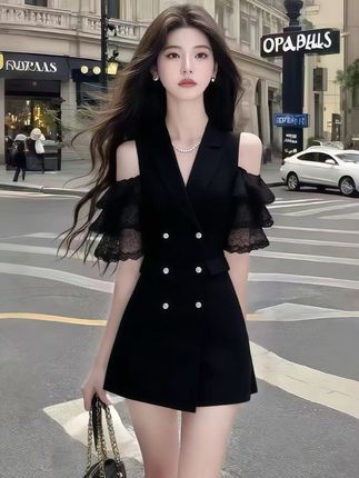 新款时尚轻奢温柔知性风黑色V领露肩收腰设计感连衣裙女小众显瘦#新款气质温柔知性风黑色V领露肩收腰设计感连衣裙#时尚洋气减龄显瘦连衣裙#好物推荐🔥