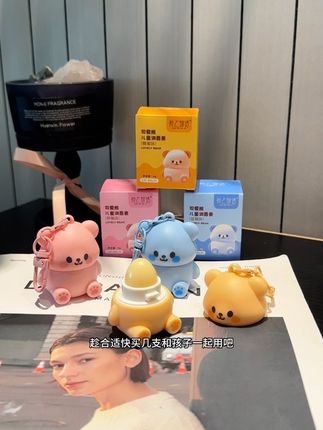 蓝色蓝莓味,粉色草莓味,黄色蜂蜜味,淡淡的果香。孩子很喜欢,以油养唇,涂完小嘴润嘟嘟的,#礼物推荐 #可爱挂件 #也太可爱了吧 #润唇膏 #儿童润唇膏