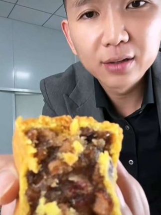 汪师傅蛋月烧月饼,传统工艺制做,口感好,馅料足,松软微甜,老少皆宜!#蛋月烧月饼 #传统糕点 #软糯香甜 #太好吃了