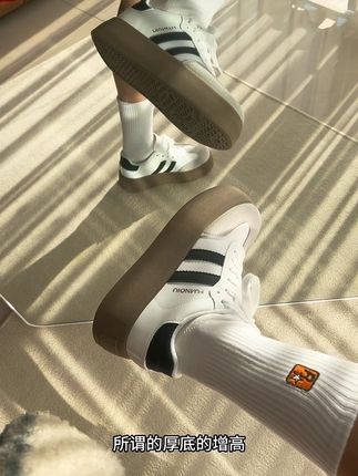 环球德训鞋:一双穿四季的百搭「脚感王者」 复古拼接鞋面藏着潮流小心思,圆头设计衬得脚型秀气,黑白、米棕等经典配色随便一套就能出门,搭西装显利落,配运动裤有街头感,通勤、逛街、出游全场景hold住。 软底软面的质感藏不住惊喜,EVA中底加防滑橡胶大底,弯折自如还能缓震吸能,暴走一万步也不累脚,海玻力鞋垫吸汗透气,久穿也不闷脚臭脚。厚底款自带3-4厘米隐形增高,悄悄拉长腿部线条,小个子也能轻松拥有好比例。 从春日出游到冬日通勤,从日常穿搭到轻度运动,它用耐穿材质和贴心设计,把性价比拉满。两位数的价格,穿出百元质感,这双宝藏德训鞋值得闭眼入。#懒人必备 #袜子控 #女鞋 #鞋子推荐 #网红老爹鞋