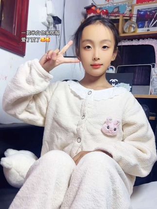 #萌娃娃 #家居服 #睡衣 我女儿这套超可爱的家居服,谁来我家都想顺走,质量真的太好了。
