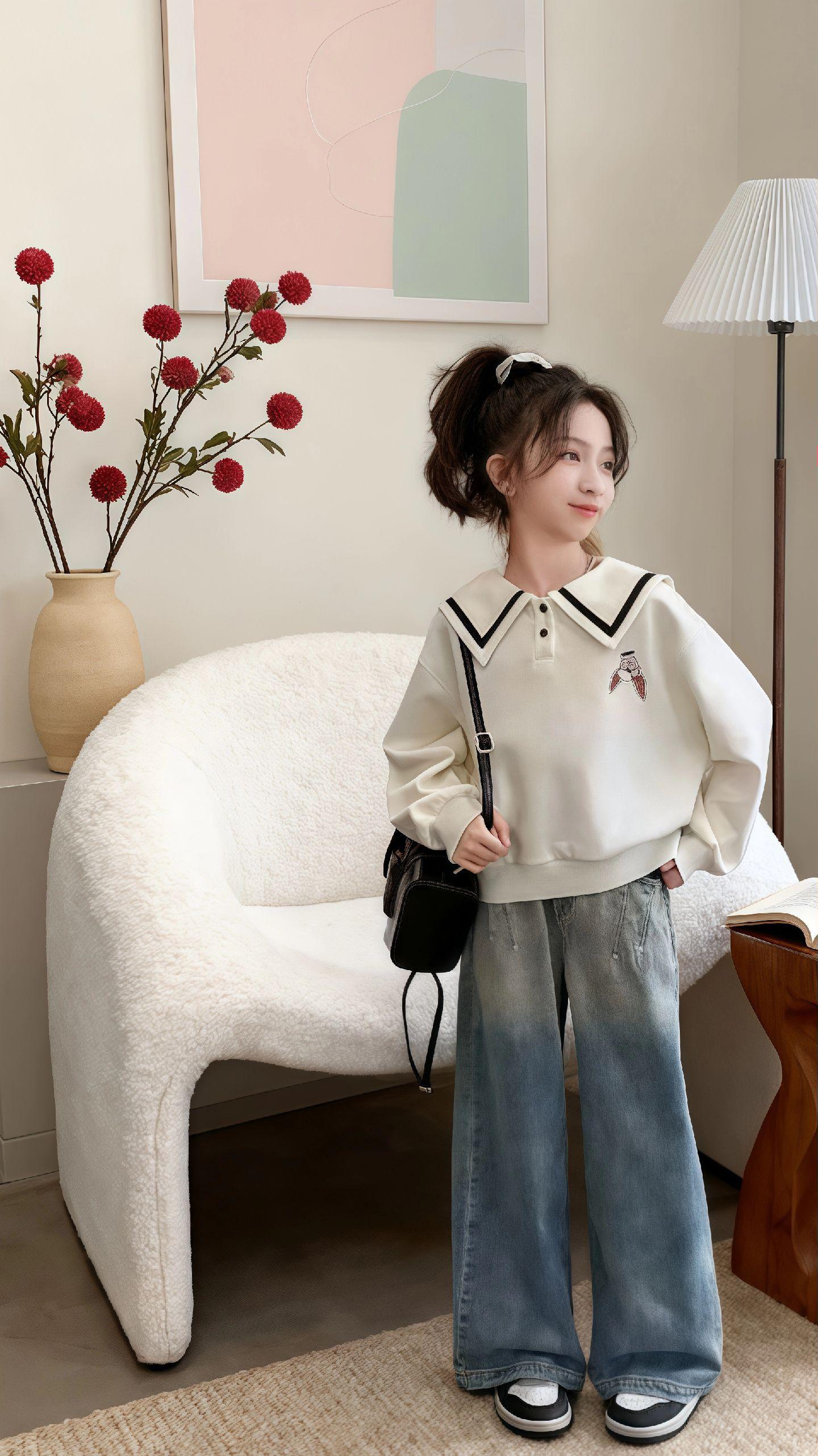 女童长袖卫衣牛仔裤。#童装搭配每日更新 #童装上新 #生女儿就要这样穿 #萌娃穿搭 #女童卫衣