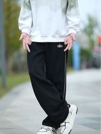 弹力腰头不勒腹,垂坠面料抗皱免烫。久坐不鼓包,搭卫衣、配T恤都随性,出门5分钟搞定穿搭。#男生穿搭 #休闲裤#秋季穿搭 #时尚穿搭