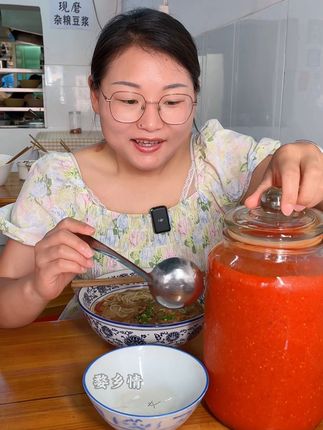 江西人吃早餐少不了辣椒酱,嗦粉来一勺辣酱香辣过瘾,太过瘾了 #无辣不欢 #江西 #辣椒酱