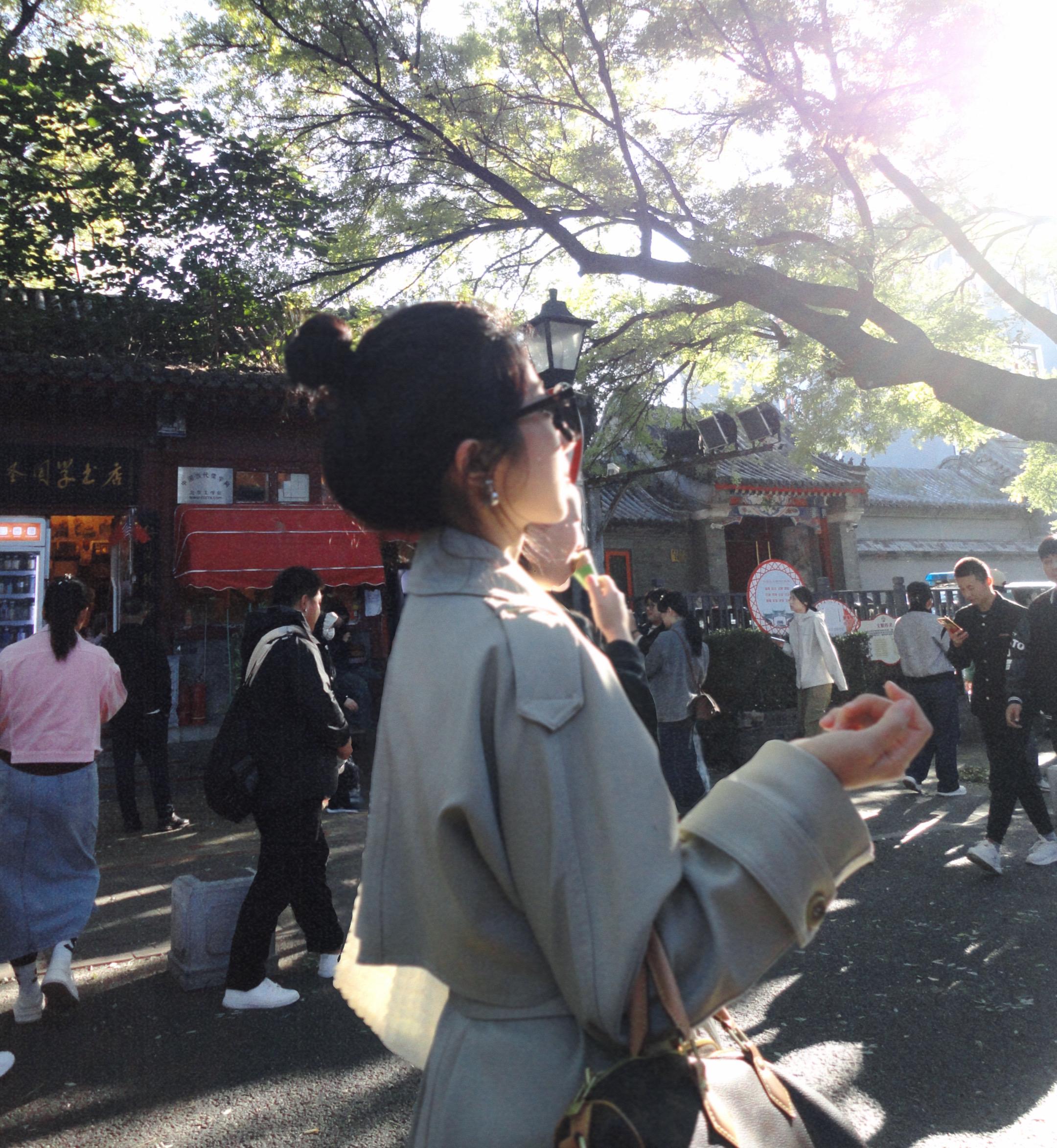 然而 我如此富足 还有书可读 有树可倚 有花可看 有事可做 有人可爱 天地不言不语 已经馈赠了我许多 而我只需静下来 欣然领受就好