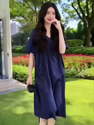 韩系少女风睡裙 | 夏日宅家必备✨ ,宝子们,夏天来了,谁不想舒舒服服宅在家?这款纯棉中长睡裙必须安利! ,🌿纯棉材质超透气,薄款短袖设计,穿着就像没穿一样自在。V领巧妙修饰脖颈线条,小性感满满。韩版韩系风格,满满的少女心💕,宽松大码不挑身材,胖瘦皆宜。 ,细节也超赞,走线工整,洗后不易变形。居家穿它,慵懒又惬意,感觉整个人都被温柔以待。 ,你们有没有同款心仪的家居服呀?😘 ,#家居服 #睡裙推荐 #韩系少女风 #夏季穿搭 #宅家好物