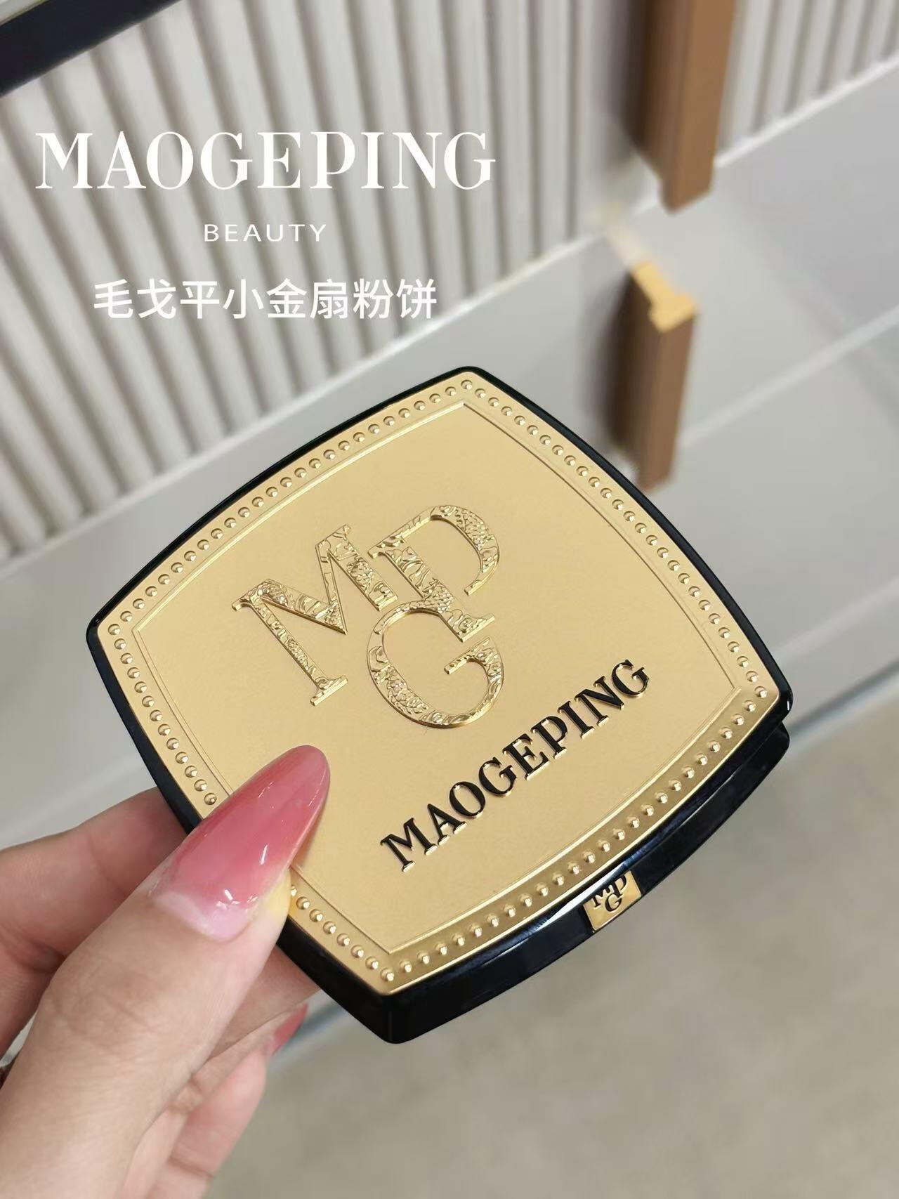 本人回购无数次的粉饼 亲测巨巨巨好用!! 自从第一次用朋友的补妆之后 我就直接爱上 它的粉质超级细腻 上脸是哑光柔雾高级感妆效 简直自带磨皮滤镜 上完底妆之后用它定妆 秒变妈生好皮!