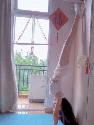 爱人如养花 最好的花匠从来都是你自己. #护腕健身 #居家锻炼 #力量感女生 #酷girl