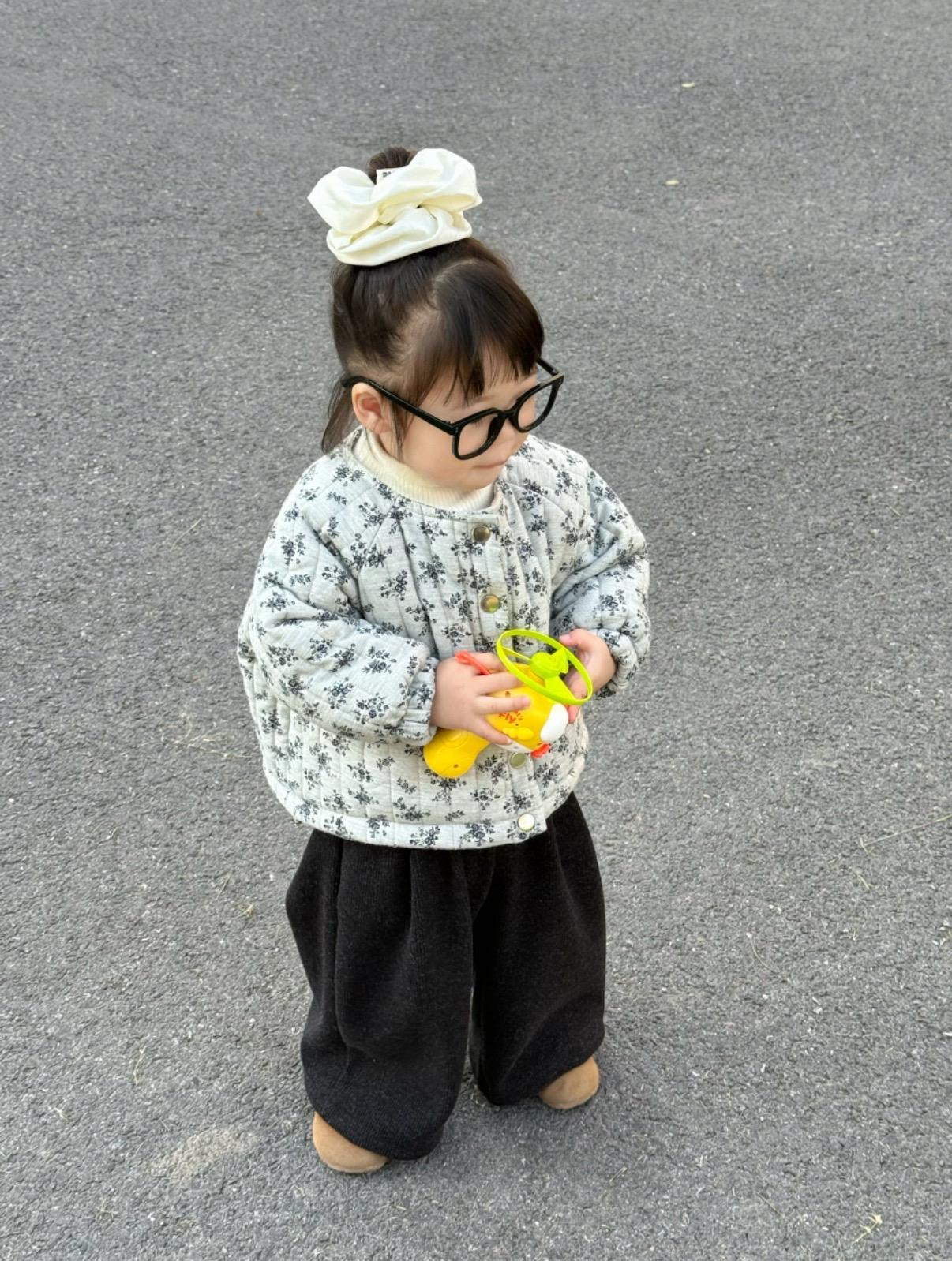 最后悔的就是在宝宝面前吵架 当她举起小小的手给我擦眼泪 她说:妈妈 不哭 擦擦 学着我的样子给我擦眼泪擦鼻涕 才两岁就学会了仰起笑脸逗我开心 心里又暖又难过 大人吵架受伤的永远是孩子 #当妈妈后 #女儿穿搭 #秋冬穿搭 #棉服外套 #生女儿就是用来打扮的