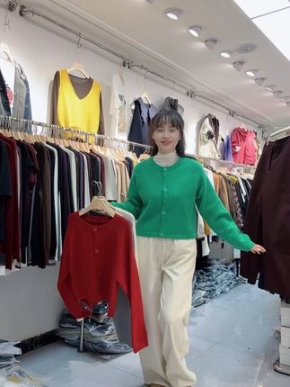 姐妹们,新款蕾丝打底衫,小毛衣来啦,美美哒#会泽韩衣舍女装店