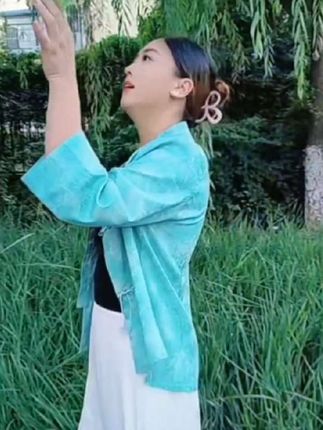 一抹青色,一缕清风,简约穿搭也能穿出优雅气质🍃👗 #简约穿搭 #不惧时光优雅到老@