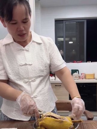 这个盐焗鸡真的太香了,回购率爆棚,超好吃,肉质鲜美入味有嚼劲,真的吃不腻#盐焗鸡#妈呀太香了#好吃到停不下来