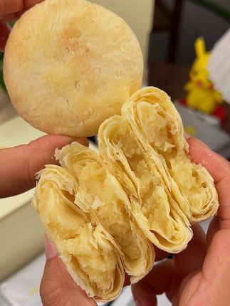纯手工现做的太阳饼只有微微甜,小朋友也可以放心吃,精选安佳黄油制作,中间超多奶酥一口下去又酥又香#太阳饼 #米掂 #下午茶#闽南特产美食 #孩子爱吃