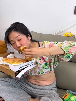 从135-95,用我的经验告诉你,软呼啦圈适合新手,不伤腰还好上手,效率比硬呼啦圈高,每天坚持转30分钟,这个夏天逆袭更好的自己!#轻松甩掉大肚腩水桶腰 #呼啦圈转起来 #居家锻炼 #大肚腩变小蛮腰#逆袭
