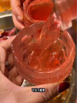 “枕头里藏满了发霉的梦 梦里住满了无法拥抱的人!”#微醺时刻 #好喝不贵 #果酒#小酒解心宽