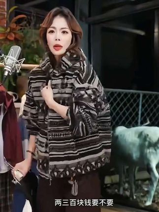 这件几何撞色连帽外套,复古又时髦,穿上秒变街头焦点!🔥🧥 #几何外套 #时尚穿搭