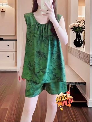 夏天到了,怕热爱出汗的姐妹们一定要试试这套家居服,它是自带冰感的棉绸面料,上身非常凉快,就算出汗了也不会粘在身上。有了它再也不用担心夏天闷热出汗的问题了!#睡衣家居服 #夏季穿搭 #睡衣控 #面料柔软舒适 #夏天该有的样子