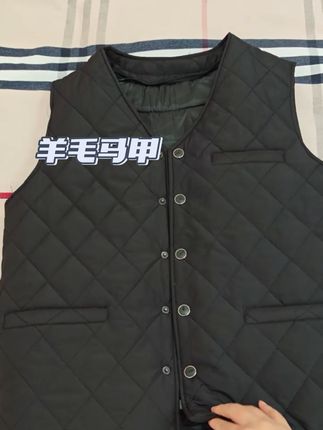 #啄木鸟 #啄木鸟羊毛马甲 #羊毛马甲 #可拆卸马甲 #秋冬必备 啄木鸟羊毛马甲超暖!软乎乎不压身,外穿内搭都好看,冬天穿它超舒服~