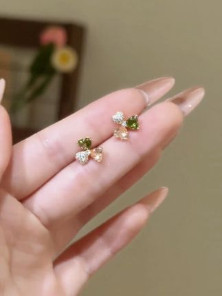 戴它 = 把春日花园搬耳畔💐 撞色三叶草耳钉超绝 #耳钉 #美出高级感 #首饰分享 #仙女必备 #时尚饰品