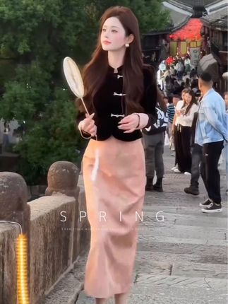 #穿搭 时尚减龄卫衣简约搭配鲨鱼裤吼吼好看~#卫衣 #休闲减龄穿搭 #😘小十月#这也太好看了