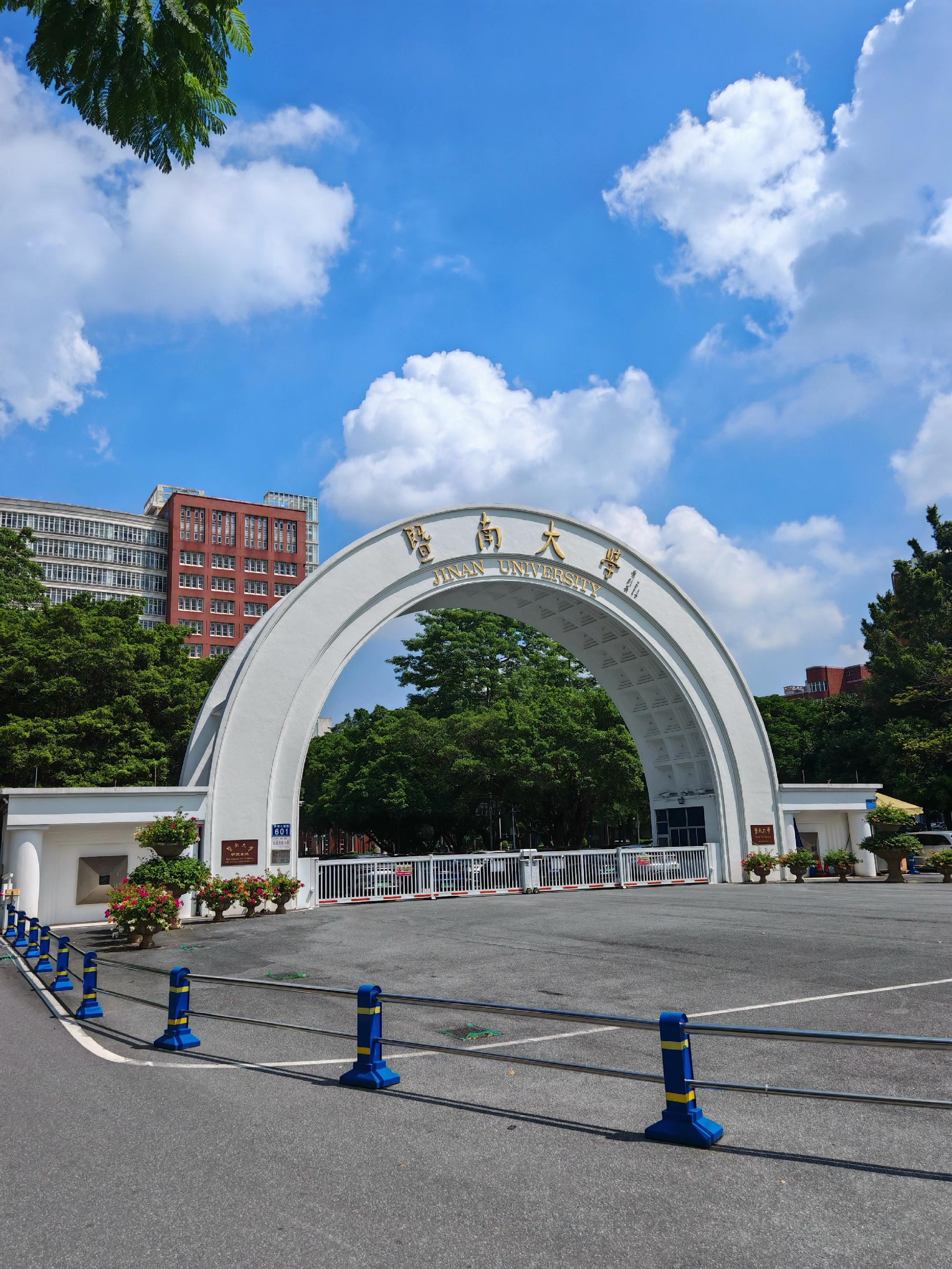 广东暨南大学体育学院(旧名邵逸夫体育馆)#全红婵 #暨南大学体育学院 #上热门 @抖音小助手