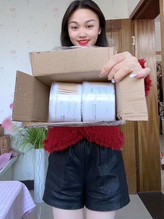 家里的棉签用完了,自入手这款一次性棉签,满满两大盒个位数就到手了,双头设计,一头尖的,一头圆的,用来涂药,卸妆老合适。而且质感嘎嘎结实不易折断,真是家庭常备,直接闭眼入了#一次性棉签 #棉签 #实用好物 #双头棉签 #一次性用品