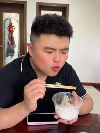 夏季必不可少的就是这一类的下饭菜,随便锅里扒拉一下就很香很好吃 !
