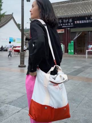 我这个人可以算得上的优点的地方应该就是时刻保持明白人生下来就一个人,你得一个人承受所有的生活苦难并与之和解。 ML11420(上衣)K191(裤子)帅气的包BB005