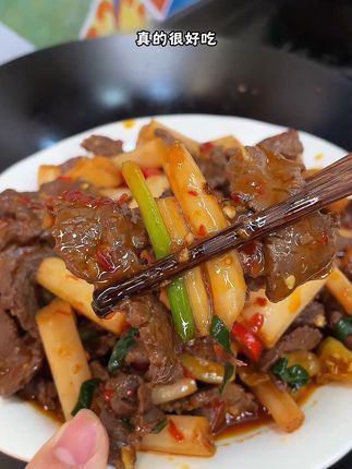 今天分享一个超级好吃的泡藕带炒牛肉的做法,炒出来的牛肉特别的嫩,里面的藕带酸酸辣辣脆脆的,真的特别的开胃又下饭!#美味下饭菜 #泡藕带 #泡藕带炒牛肉