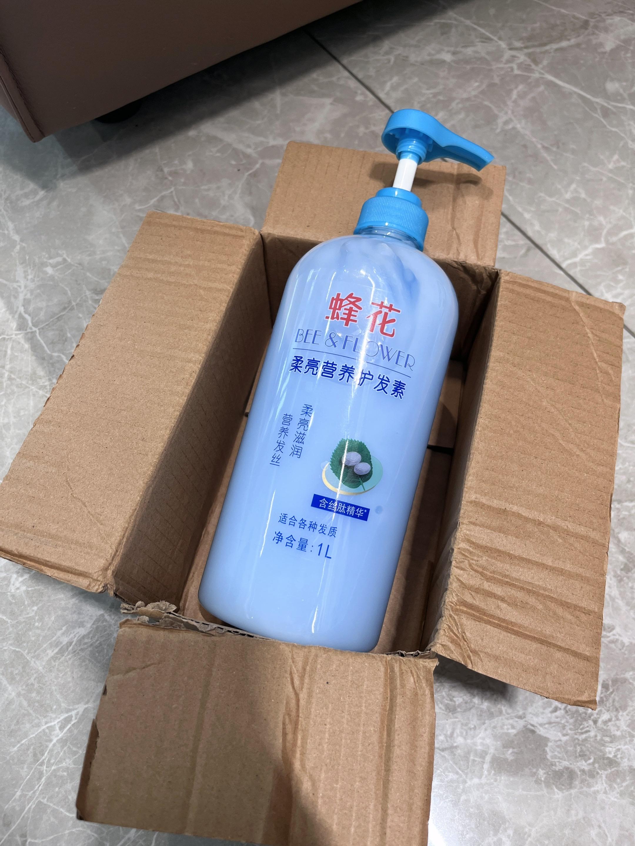 家人们,梳头别再扯头发了。每次梳头都被发尾狠狠的拉扯,毛躁分叉,还短发头发干的像枯草,直到遇见了风花护发素,国货老牌子靠得住,添加了小麦蛋白生养发丝,修护毛鳞片,从根救枯发。 乳膏体一摸,不油腻 不假滑,淡香环绕,清水冲完头发顺的像丝绸,长期用发质肉眼变好,一梳到底超轻松,价格亲民,学生党打工人必眼入~#好物推荐🔥 #种草 #自用好物推荐 #我捡到宝了 #护发素