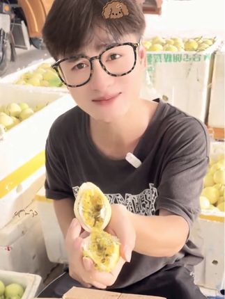 秋冬季节常吃百香果好处多多,快来尝尝吧。#口感特别好 #黄金百香果 #钦蜜9号百香果 #钦蜜9号黄金百香果 #百香果