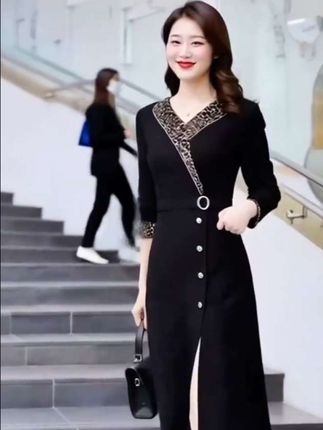 黑色豹纹拼接连衣裙|秋冬优雅显瘦气质穿搭绝绝子! 这件黑色连衣裙太戳气质型女生了!豹纹拼接领口和袖口很有设计感,收腰开叉版型显瘦又显腿长。不管是职场通勤还是参加小宴会,穿上它都能轻松拿捏优雅高级感,搭配黑色手袋,气场直接拉满,秋冬衣橱必须安排~ #秋冬穿搭 #黑色连衣裙 #豹纹元素 #气质穿搭 #显瘦连衣裙