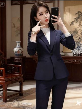 “宝剑锋从磨砺出,职场精英的战袍非它莫属!深藏优雅与干练,穿上秒变气场女王西装外套,质感满分,职场利器!#无限回购的宝藏单品 #高级感穿搭”