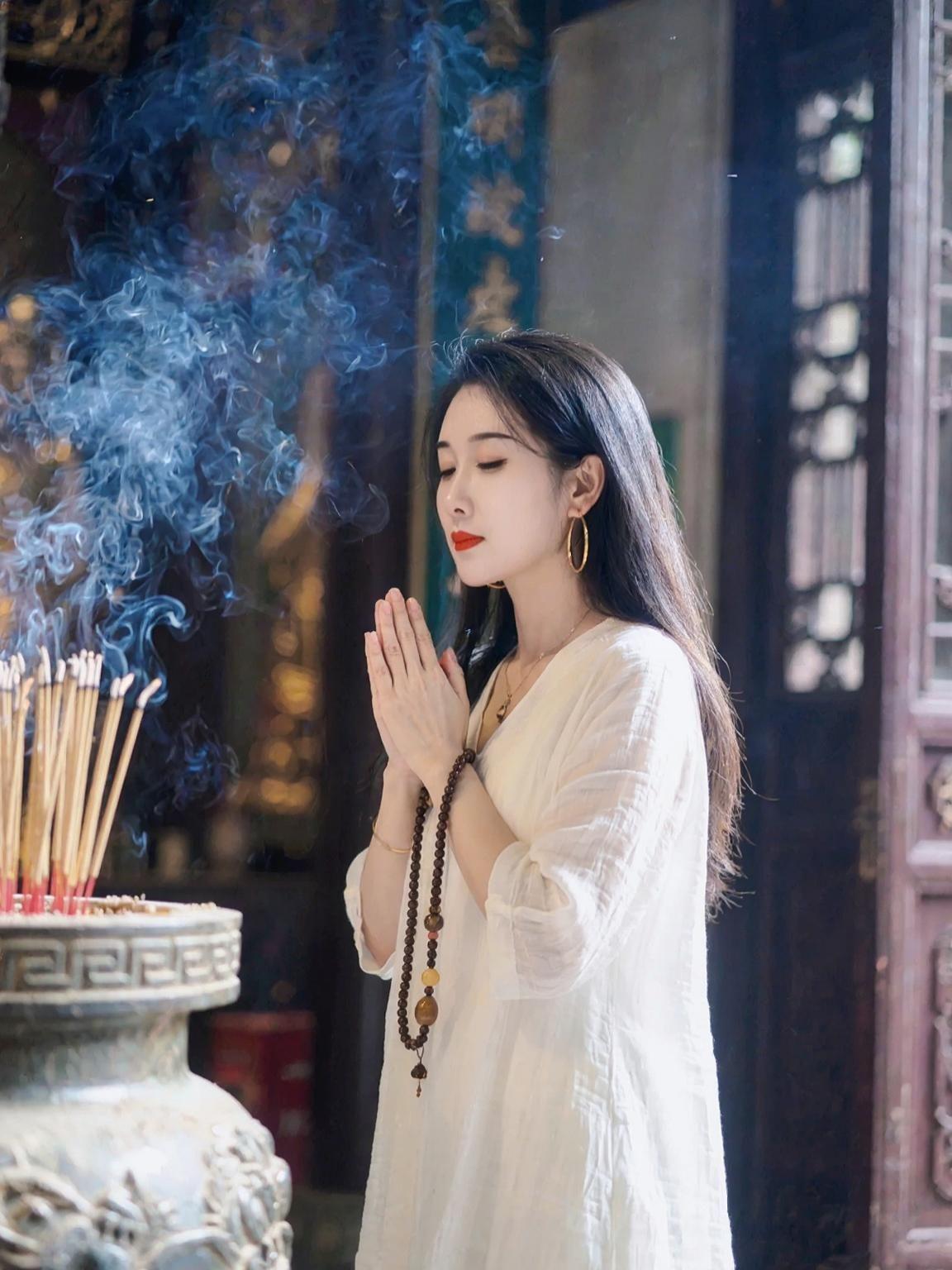 祝看到视频的宝子们年底之前发个大财。#祈福 #颜值 #自拍 #随拍 #抖音ai创作