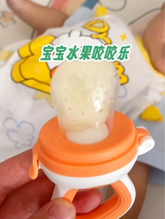#上热门 宝宝六个月以后就可以适当的吃一点水果了,#小吃货的日常 #自己玩的不亦乐乎 #牙胶 #婴儿成长