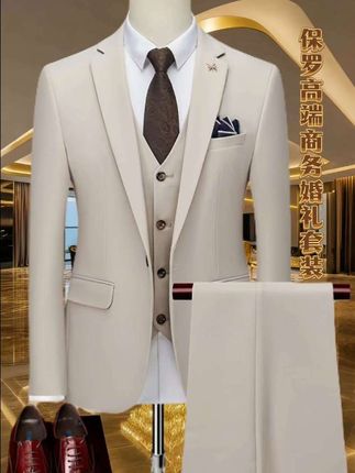 保罗平驳领西装套装男商务休闲西服新郎伴郎结婚礼服主持人职业装 1. 保罗平驳领西装套装,是男人的魅力战袍。优质面料挺括有型,精致裁剪贴合身形,从商务会场到婚礼现场,穿上即是焦点。 2. 新郎穿它,定格婚礼上的帅气瞬间;伴郎着它,衬得仪式更显格调;职场人上身,商务气场直接拉满,尽显非凡品味。 3. 不管是结婚礼服、主持人行头,还是日常职业装,这套西装都能hold住。细节见质感,穿上它,轻松展现专属你的沉稳与魅力。保罗平驳领西装套装男商务休闲西服新郎伴郎结婚礼服主持人职业装推荐#面料柔软舒适#潮流穿搭#高品质西服套装#引领时尚#爆款热卖中