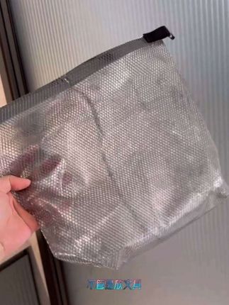 这款既好看又实用的透明网纱化妆品包了!它还是加厚的大容量设计,可以轻松装下你的各种护肤套装,出门旅游的时候带上它也超方便,而且它的拉链非常顺滑,怎么拉都不会卡顿。平时把化妆品放在里面一目了然,想找什么一眼就能看到!#实用小物件 #防水收纳袋 #好物推荐🔥 #实惠好物 #收纳整理