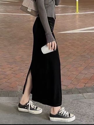 金丝绒百搭半身裙高腰开叉显瘦梨形身材腿型不好姐妹必入 #遮肉显瘦 #穿出女人味 #显高显瘦穿搭 #在抖音入手的好东西#百搭半身裙