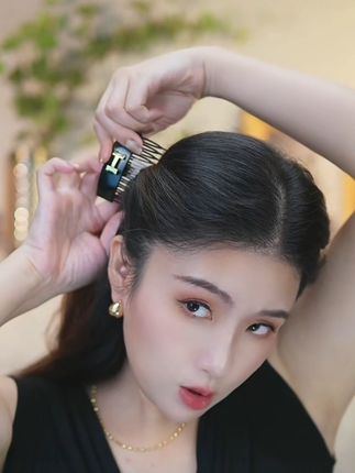 头发这样扎,简单又好看,#百搭修饰脸型 、显发量#发型教程 #头饰发饰 #插梳发型