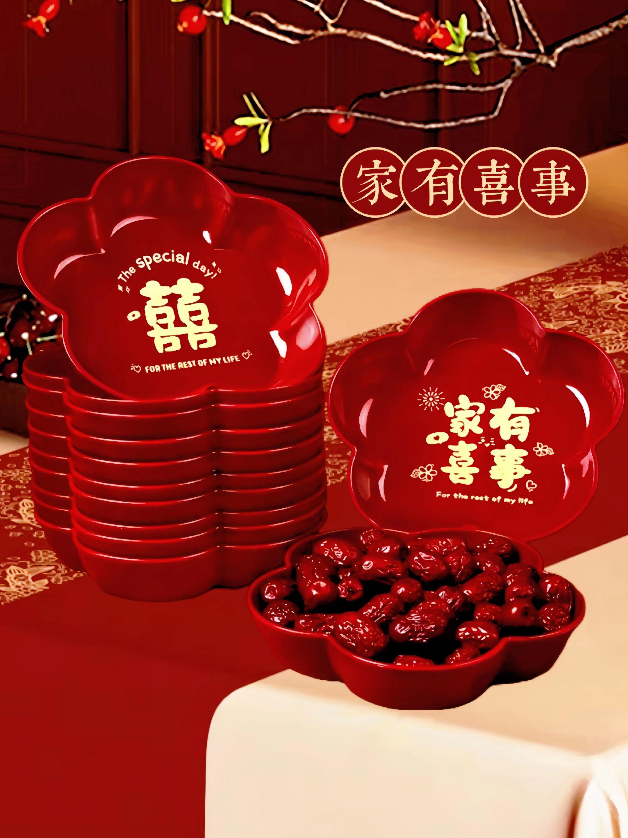 喜事临门:让红火与幸福满溢日常 喜事登门,满室欢腾!愿这红火光景常伴左右,好运如繁花节节绽放,把甜蜜氛围揉进家里的每一处角落。 精心备好的婚庆果盘,盛着香甜干果与喜糖,更裹着对未来的满满期许。稳稳接住这份沉甸甸的幸福,藏进三餐四季的日常里,让喜庆感时刻萦绕身旁。 往后朝朝暮暮,晨起相视一笑是甜,睡前温馨相伴也是甜。让平凡日子浸着蜜意、闪着光,也盼这份喜悦传给每一个人,让幸福在彼此心间悄悄流淌。 #婚庆用品 #婚庆果盘 #家有喜事 #喜结良缘 #日常幸福感