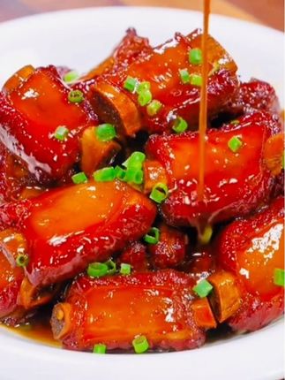 家人们,快抢秘制红烧酱汁?升级后的酱汁,酱香似韵,鲜美如诗,倒入锅中,无需调味。烧肉做菜皆相宜,红烧排骨、鱼皆可,静候佳肴出锅。 #红烧酱汁 #红烧肉 #红烧排骨