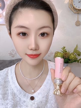这款#变色口红 用着不错!果冻质地好滋润,颜色显白又百搭,颜值高,黄黑皮的姐妹闭眼入!#不沾杯不掉色 #变色唇膏 #女人必备