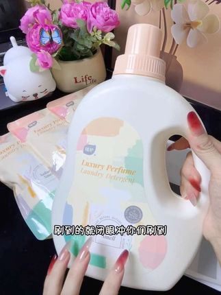 真的被初夏樱花香淹入味了,穿着刚洗完的衣服出门我都不用喷香水了,被植物这个樱花洗衣液狠狠拿捏住了,一大桶四斤,再给3袋,加起来足足七斤重,价格竟然只要一杯奶茶钱!而且留香时间还很长!不含荧光剂的啊,小朋友也能用,不仅洗的干净,味道巨巨好喝#洗护好物 #香氛洗衣液 #植护 #种草 #香氛洗衣液