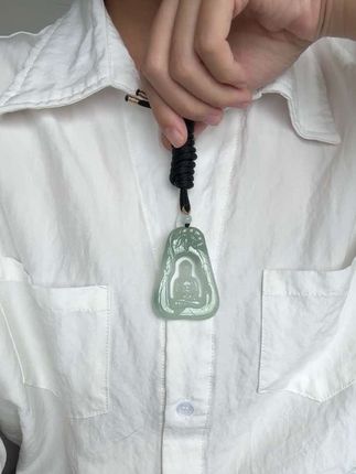 请把视频看完,我们的眼光一不一样?这件大日如来真的是我很爱很爱的一个货😍,光感特别好,真的绝了~#天然翡翠 #性价比超高 #玉器 #翡翠吊坠 #大日如来