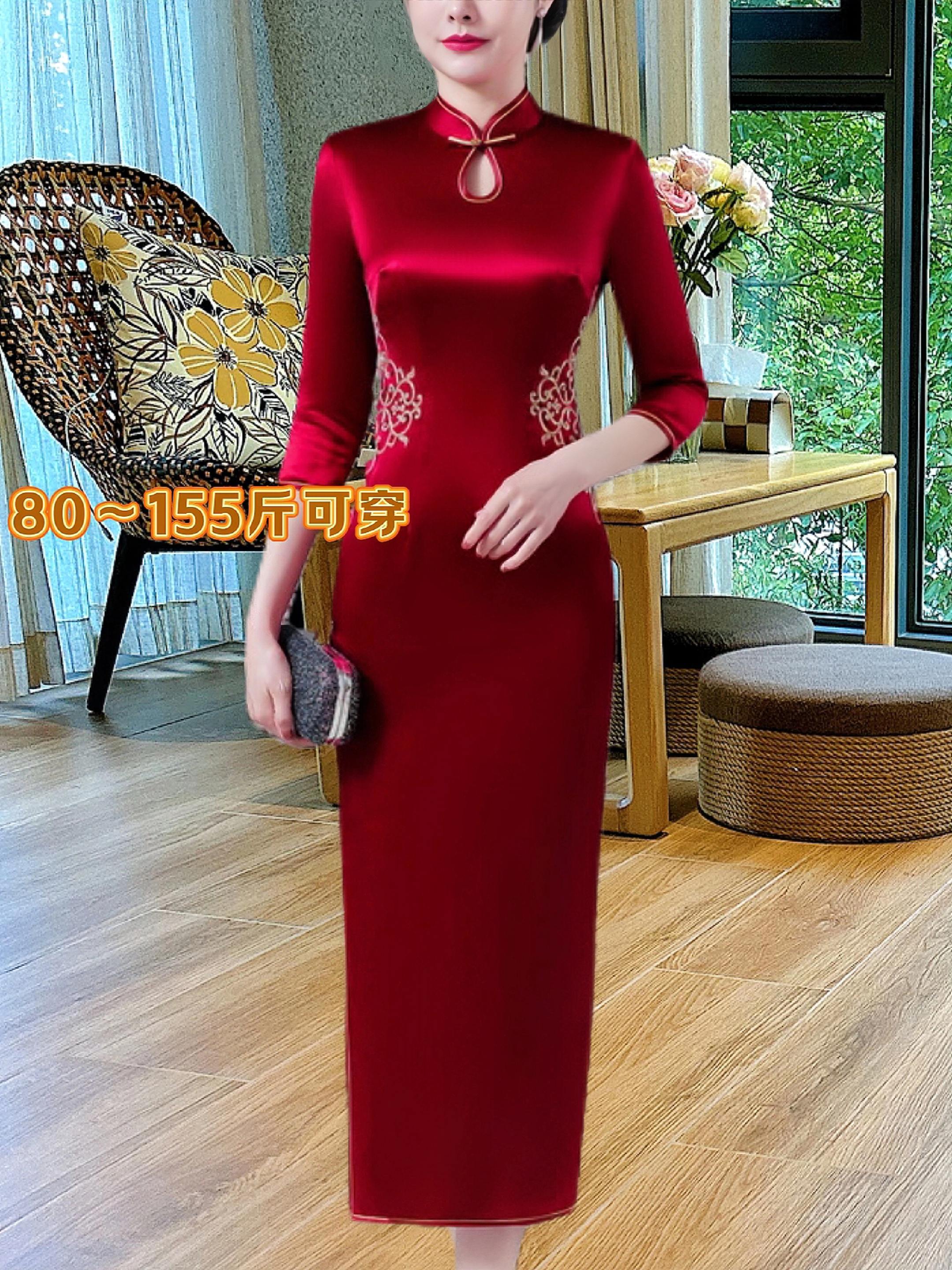 大码中国风醋酸刺绣礼服旗袍。这款敬酒服以质感醋酸面料打造,缀有精致刺绣尽显中国风。中长款设计端庄大气,专为大码人群优化版型,兼顾喜庆氛围与高贵感,不管是结婚敬酒还是婚宴出席,都能穿出优雅气质。有需要的赶紧下单吧!#女人要自信