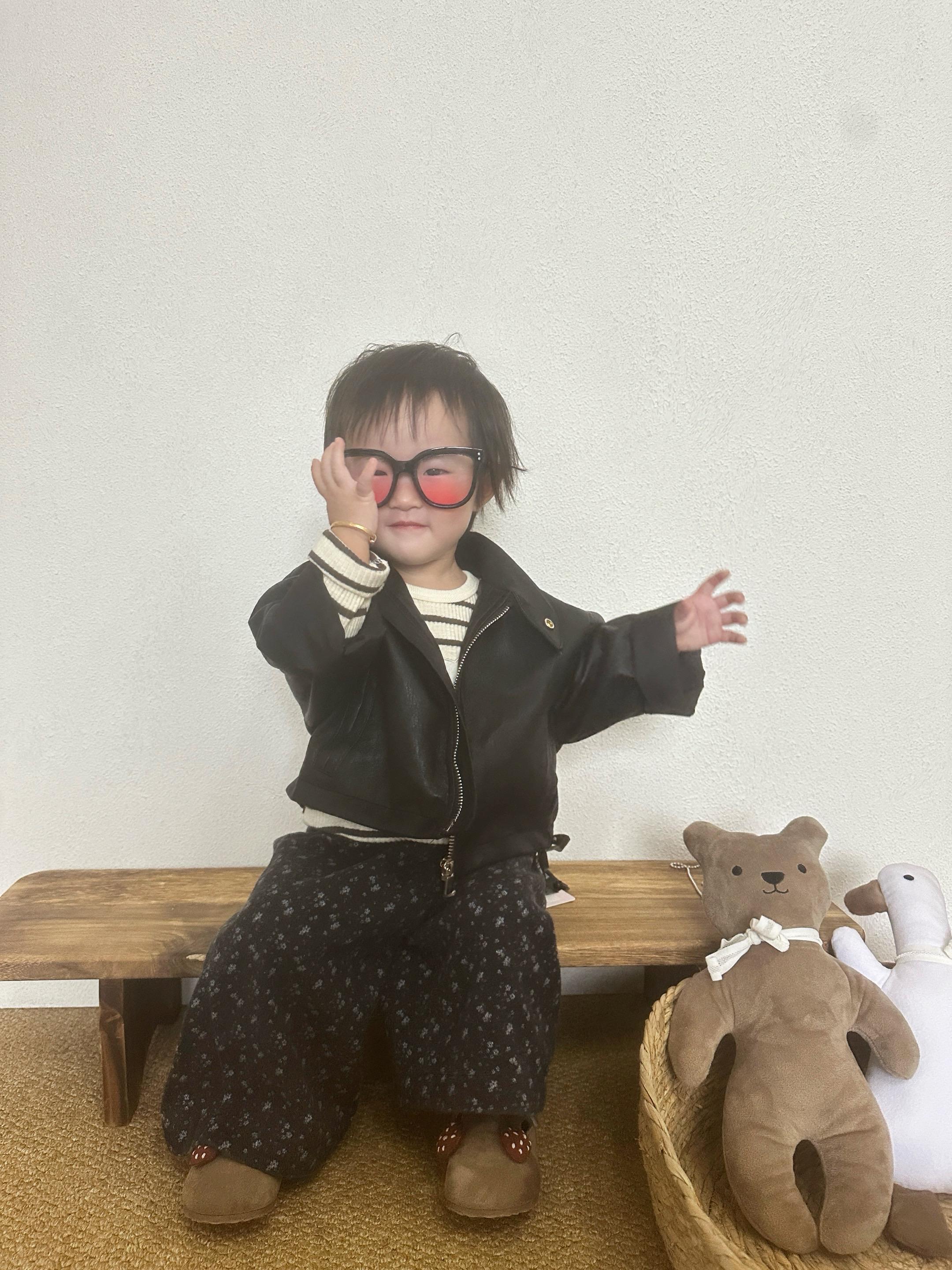 我爱这络绎不绝的 幸福瞬间。因为有个很好的小朋友陪伴在身边 所以生活很有意思 幸福不是什么都拥有 而是恰好想要的都在身边 谢谢你的出现 温暖我疲惫乱糟糟的世界 我早已离不开你 #萌娃穿搭 #陪你长大#宝妈情感共鸣